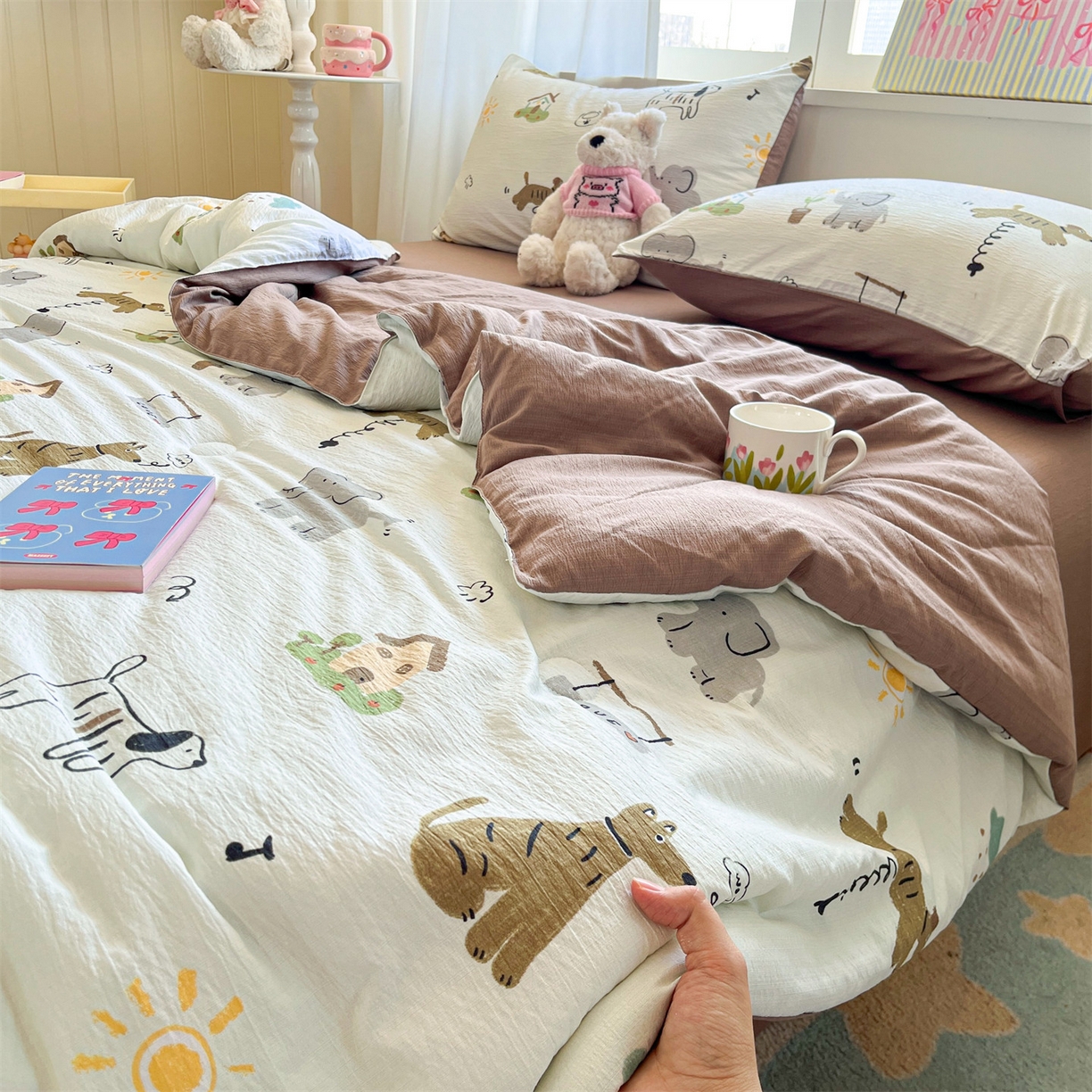 91家纺网 家纺一手货源 找家纺 盛秋家纺 2026新款皱皱纱印花夏被-萝拉 快乐时光+深咖