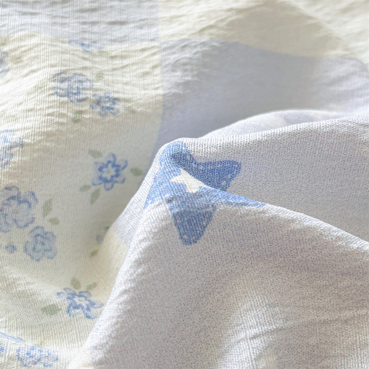 91家纺网 家纺一手货源 找家纺 盛秋家纺 2026新款皱皱纱印花夏被-萝拉 可可颂蓝+天空蓝