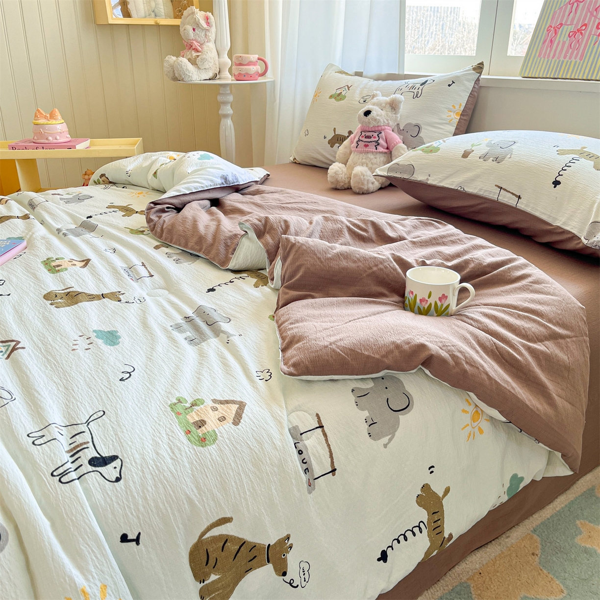 91家纺网 家纺一手货源 找家纺 盛秋家纺 2026新款皱皱纱印花夏被-萝拉 快乐时光+深咖