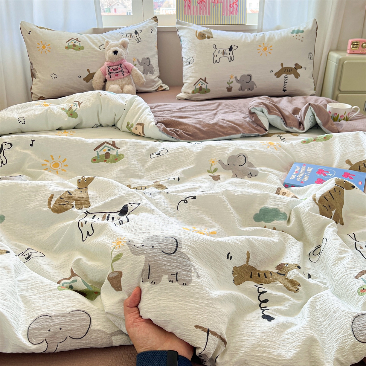 91家纺网 家纺一手货源 找家纺 盛秋家纺 2026新款皱皱纱印花夏被-萝拉 快乐时光+深咖