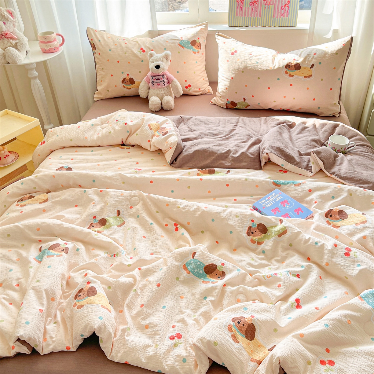 91家纺网 家纺一手货源 找家纺 盛秋家纺 2026新款皱皱纱印花夏被-萝拉 派对狗+深咖