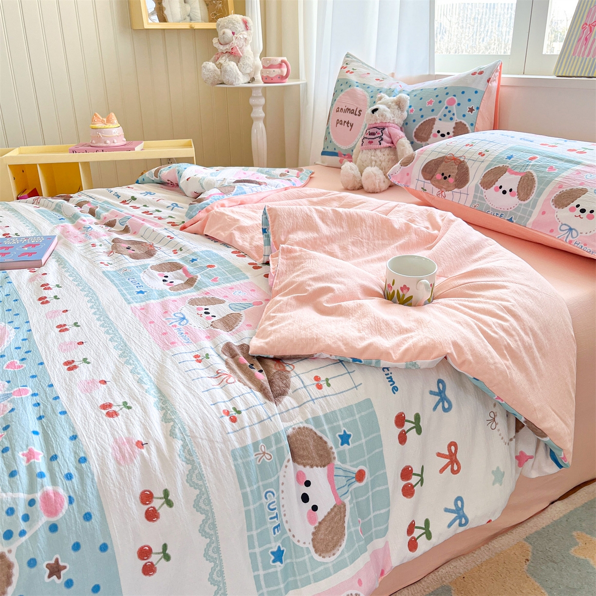 91家纺网 家纺一手货源 找家纺 盛秋家纺 2026新款皱皱纱印花夏被-萝拉 小狗来信+奶油粉