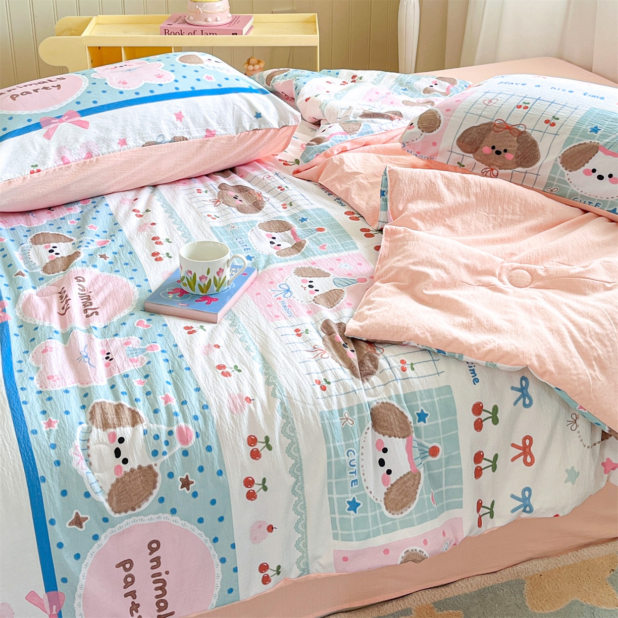 91家纺网 家纺一手货源 找家纺 盛秋家纺 2026新款皱皱纱印花夏被-萝拉 小狗来信+奶油粉