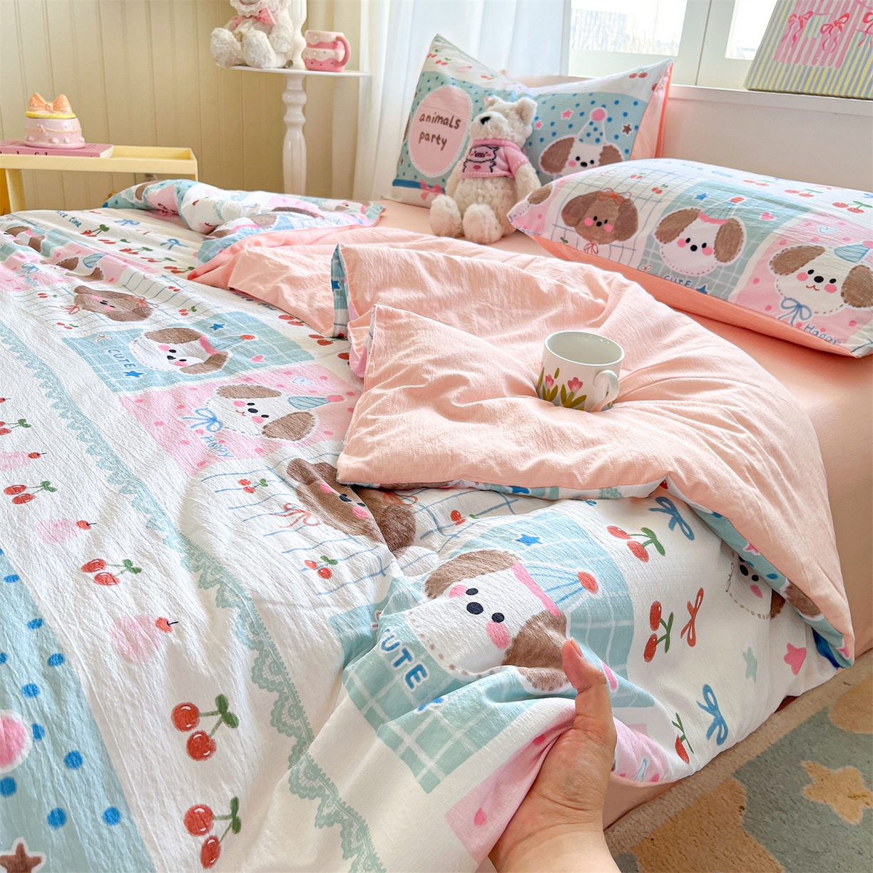 91家纺网 家纺一手货源 找家纺 盛秋家纺 2026新款皱皱纱印花夏被-萝拉 小狗来信+奶油粉