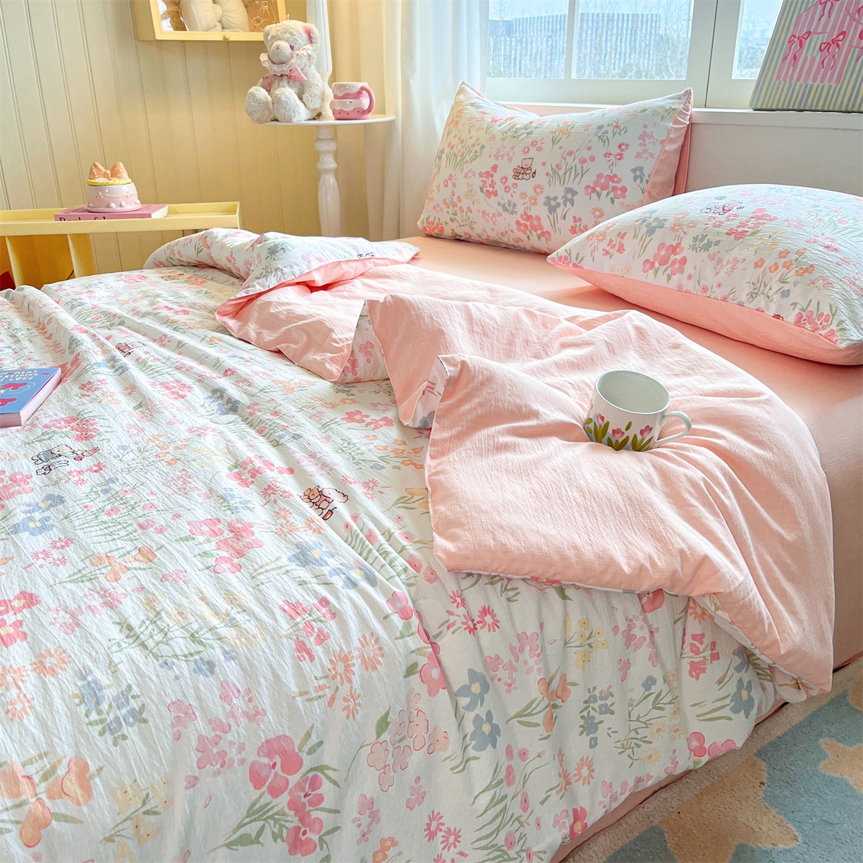 91家纺网 家纺一手货源 找家纺 盛秋家纺 2026新款皱皱纱印花夏被-萝拉 花丛小熊+奶油粉