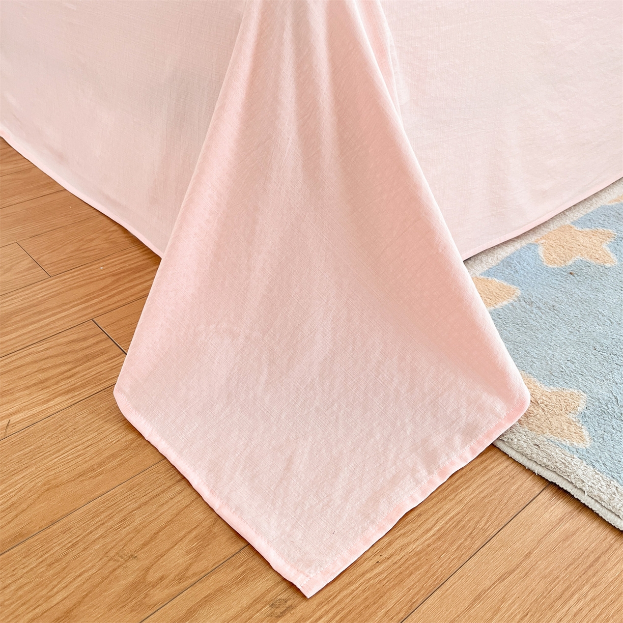 91家纺网 家纺一手货源 找家纺 盛秋家纺 2026新款皱皱纱印花夏被-萝拉 格子花园+奶油粉