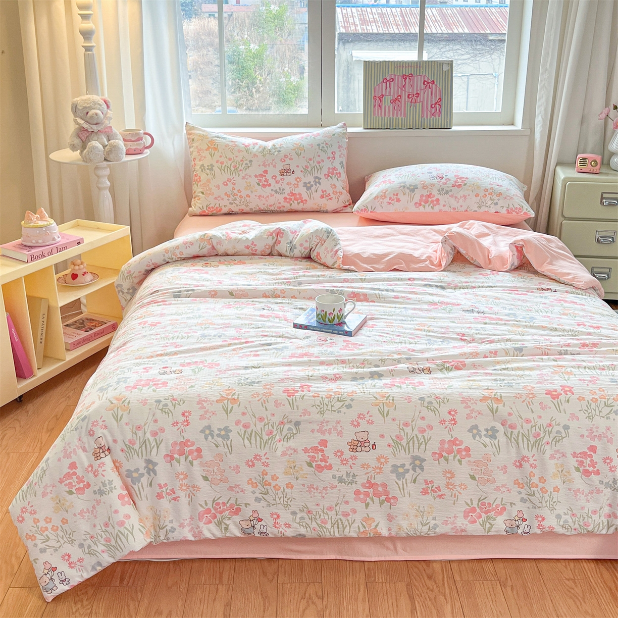 91家纺网 家纺一手货源 找家纺 盛秋家纺 2026新款皱皱纱印花夏被-萝拉 花丛小熊+奶油粉