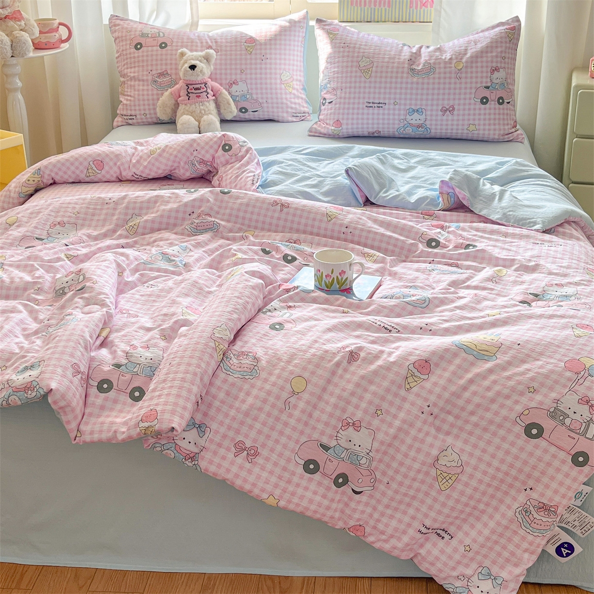 91家纺网 家纺一手货源 找家纺 盛秋家纺 2026新款皱皱纱印花夏被-萝拉 格子铺粉+天空蓝