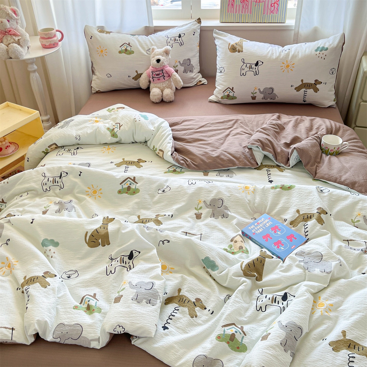 91家纺网 家纺一手货源 找家纺 盛秋家纺 2026新款皱皱纱印花夏被-萝拉 快乐时光+深咖