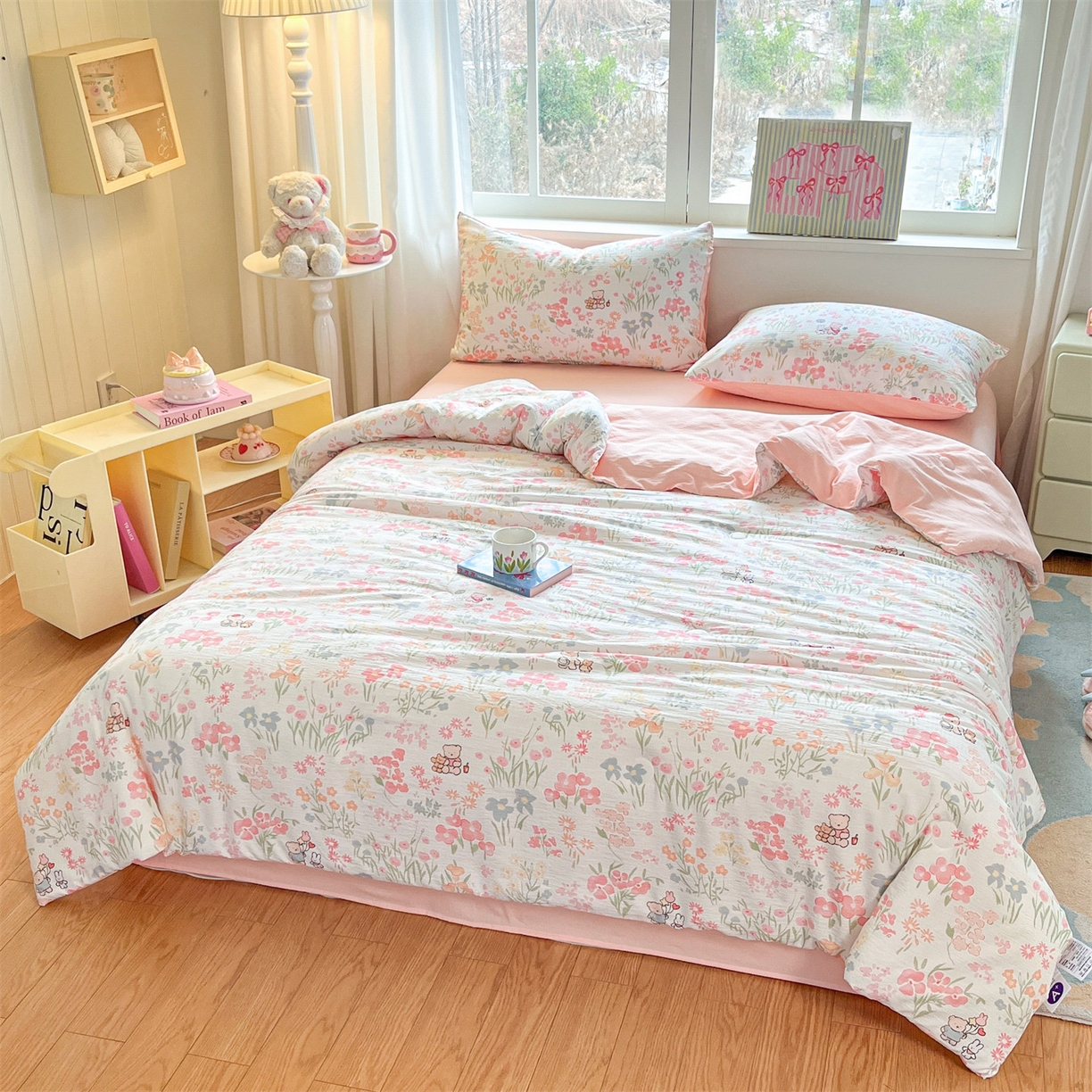 91家纺网 家纺一手货源 找家纺 盛秋家纺 2026新款皱皱纱印花夏被-萝拉 花丛小熊+奶油粉