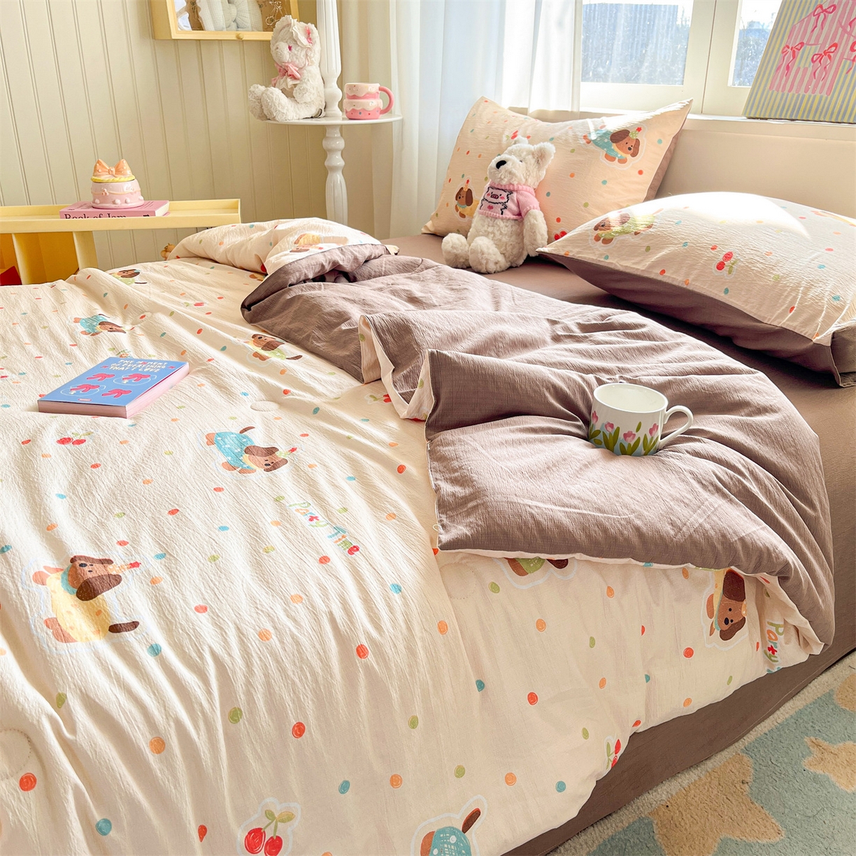 91家纺网 家纺一手货源 找家纺 盛秋家纺 2026新款皱皱纱印花夏被-萝拉 派对狗+深咖