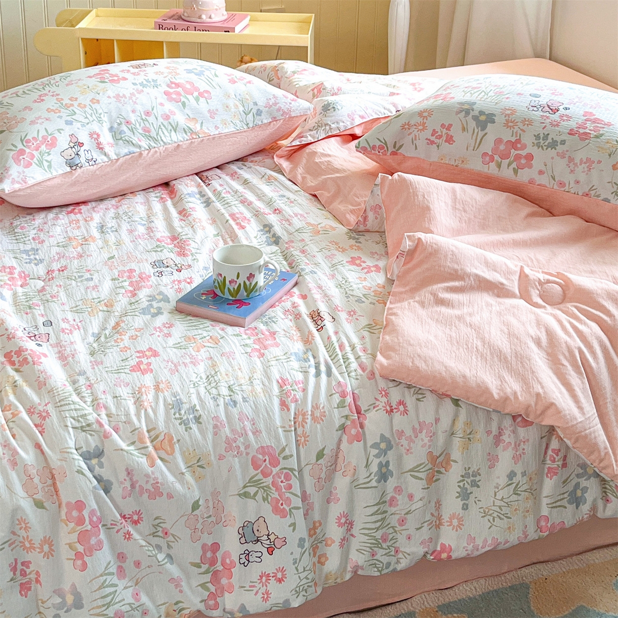 91家纺网 家纺一手货源 找家纺 盛秋家纺 2026新款皱皱纱印花夏被-萝拉 花丛小熊+奶油粉