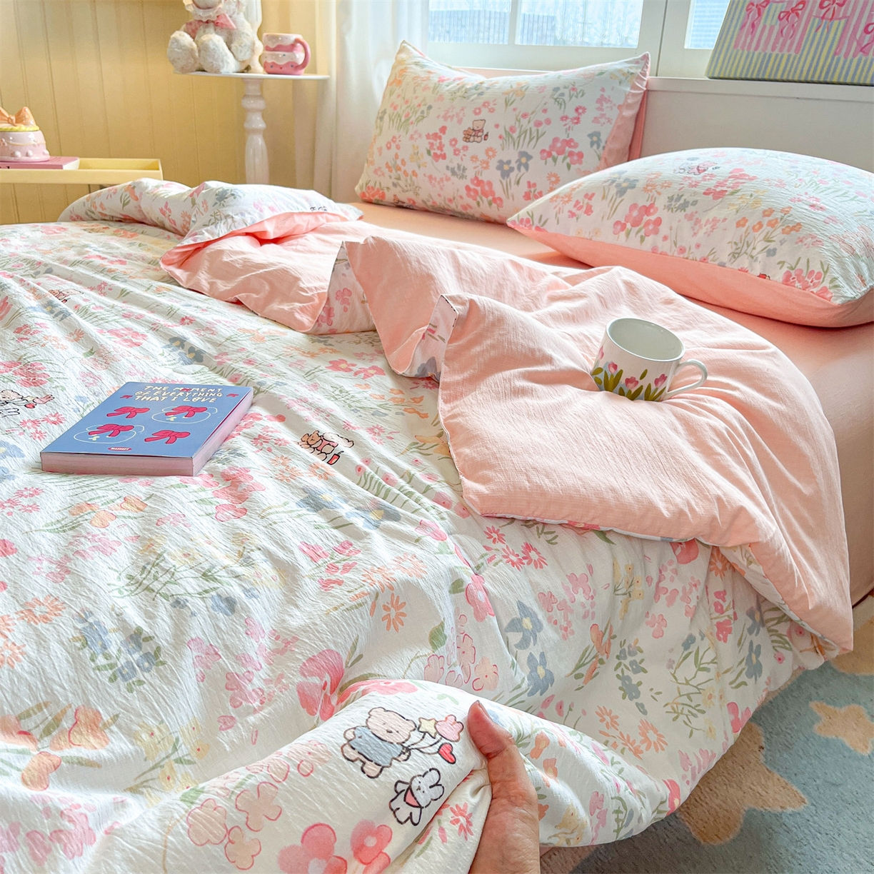 91家纺网 家纺一手货源 找家纺 盛秋家纺 2026新款皱皱纱印花夏被-萝拉 花丛小熊+奶油粉