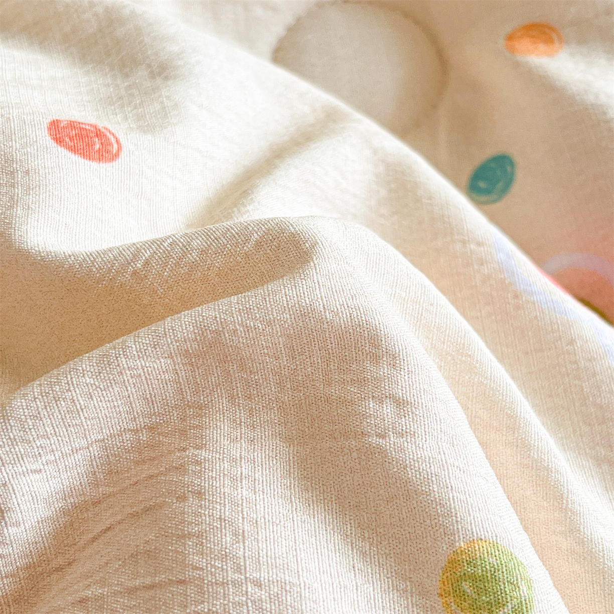 91家纺网 家纺一手货源 找家纺 盛秋家纺 2026新款皱皱纱印花夏被-萝拉 派对狗+深咖