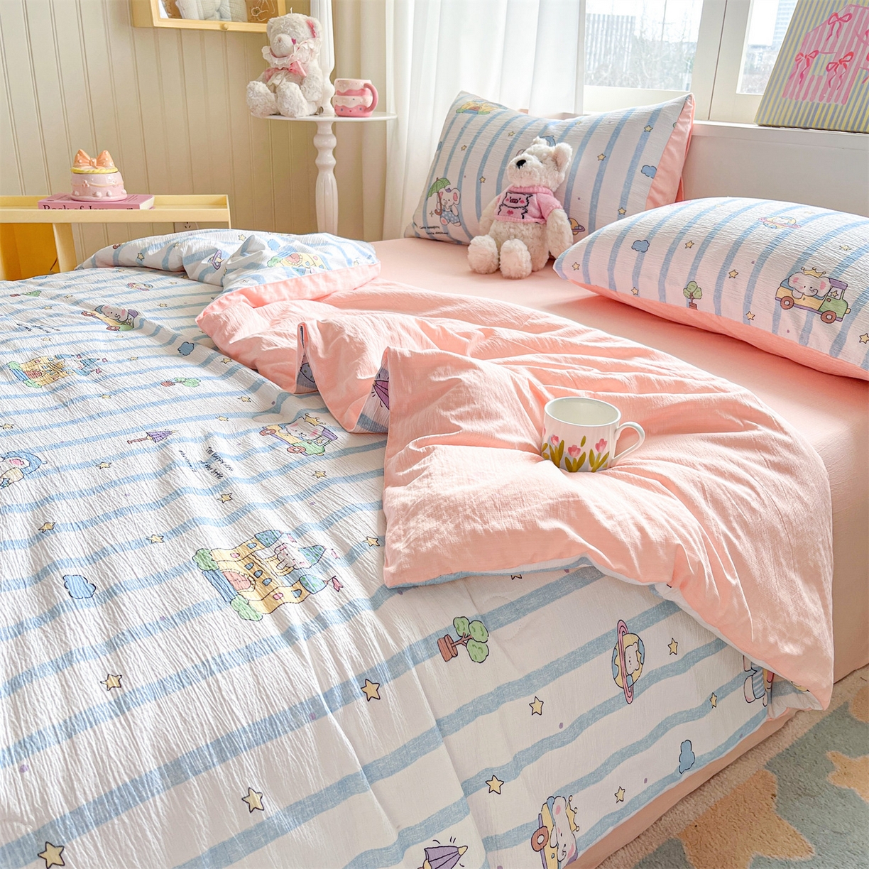 91家纺网 家纺一手货源 找家纺 盛秋家纺 2026新款皱皱纱印花夏被-萝拉 森林小象+奶油粉