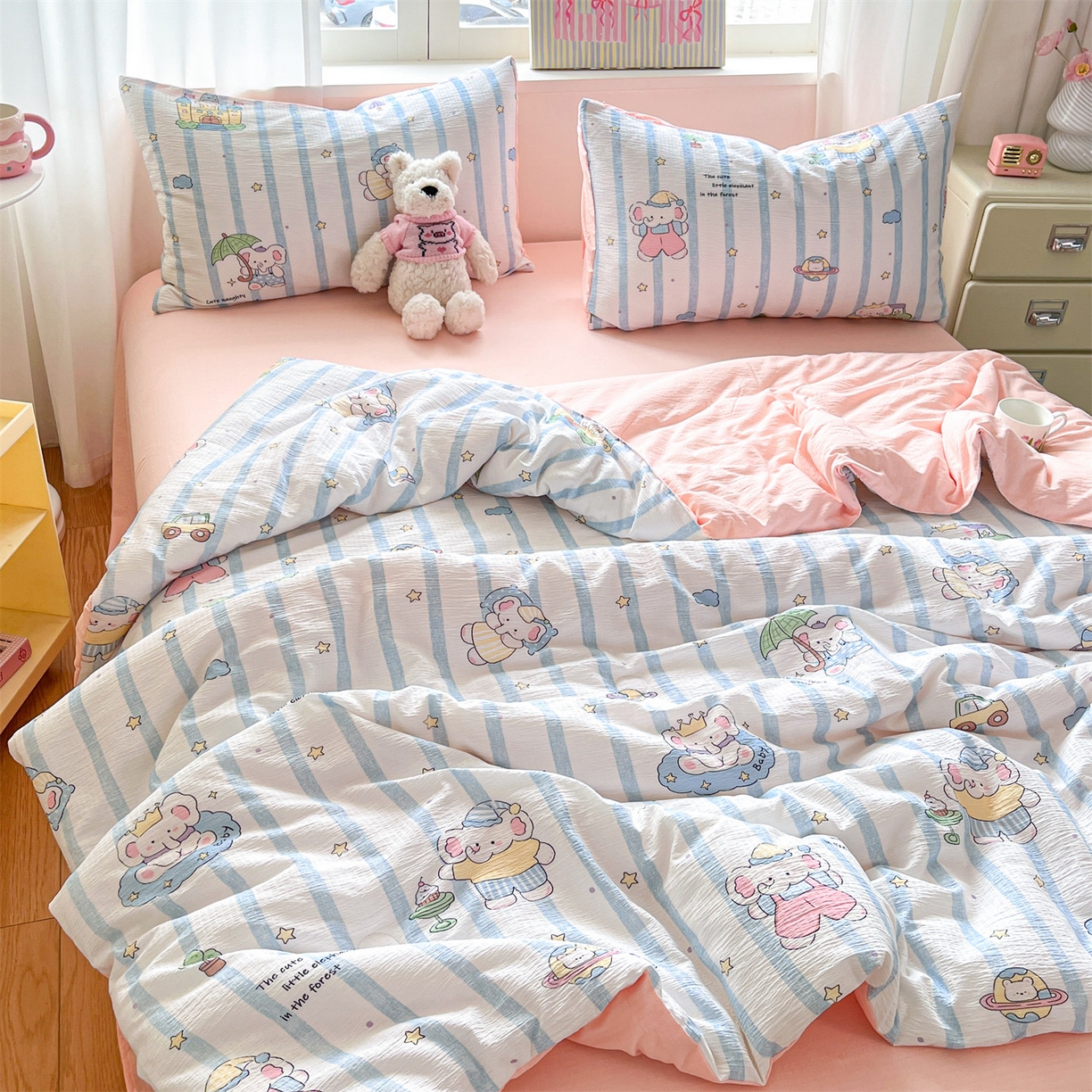 91家纺网 家纺一手货源 找家纺 盛秋家纺 2026新款皱皱纱印花夏被-萝拉 森林小象+奶油粉