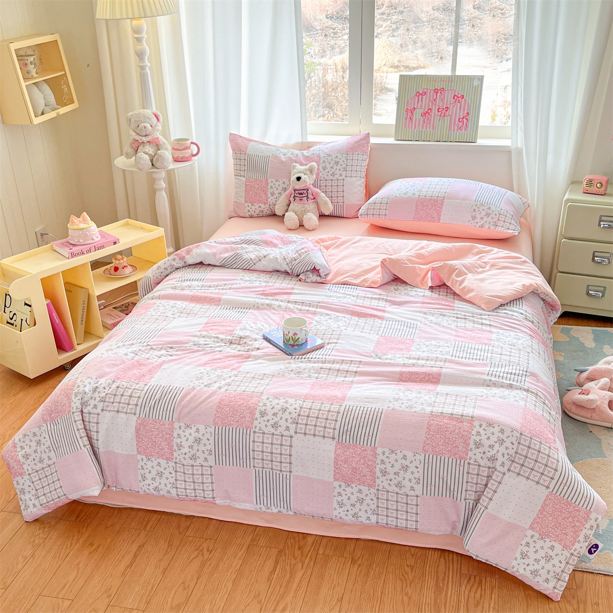 91家纺网 家纺一手货源 找家纺 盛秋家纺 2026新款皱皱纱印花夏被-萝拉 格子花园+奶油粉