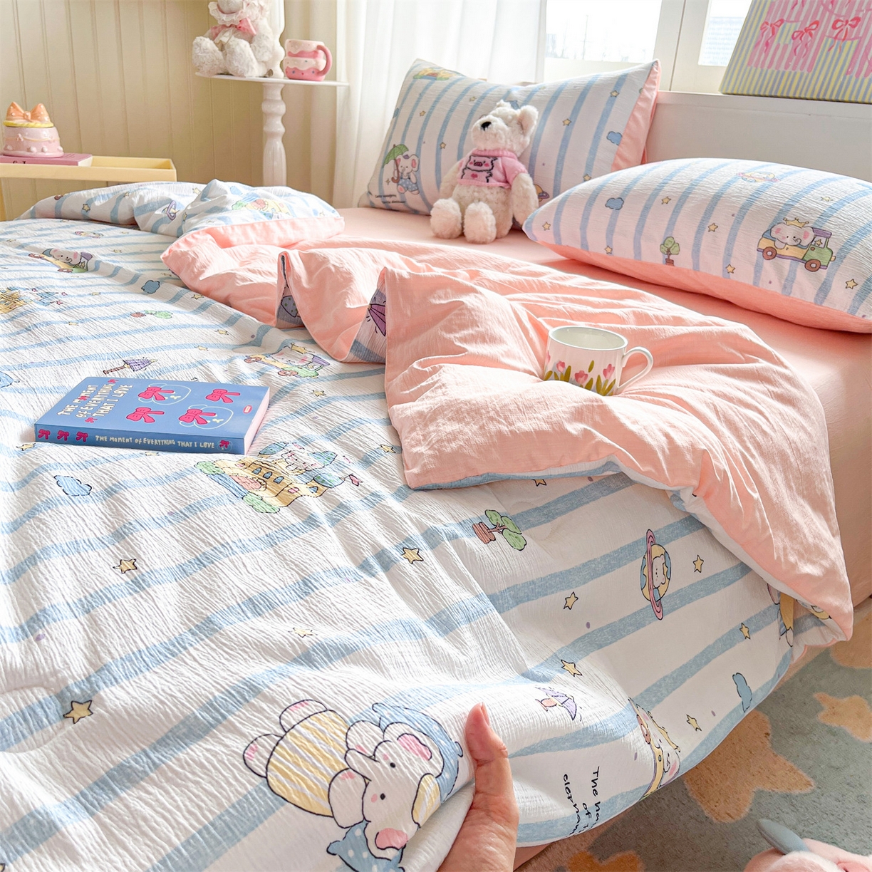 91家纺网 家纺一手货源 找家纺 盛秋家纺 2026新款皱皱纱印花夏被-萝拉 森林小象+奶油粉