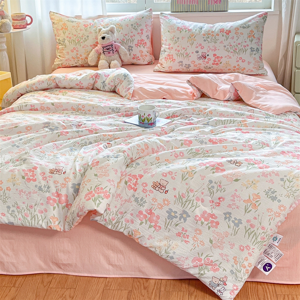 91家纺网 家纺一手货源 找家纺 盛秋家纺 2026新款皱皱纱印花夏被-萝拉 花丛小熊+奶油粉