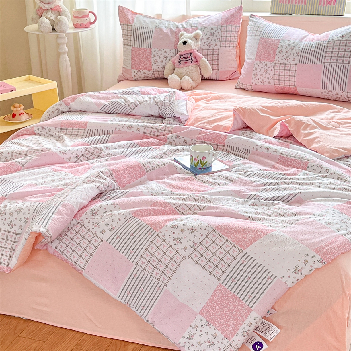 91家纺网 家纺一手货源 找家纺 盛秋家纺 2026新款皱皱纱印花夏被-萝拉 格子花园+奶油粉