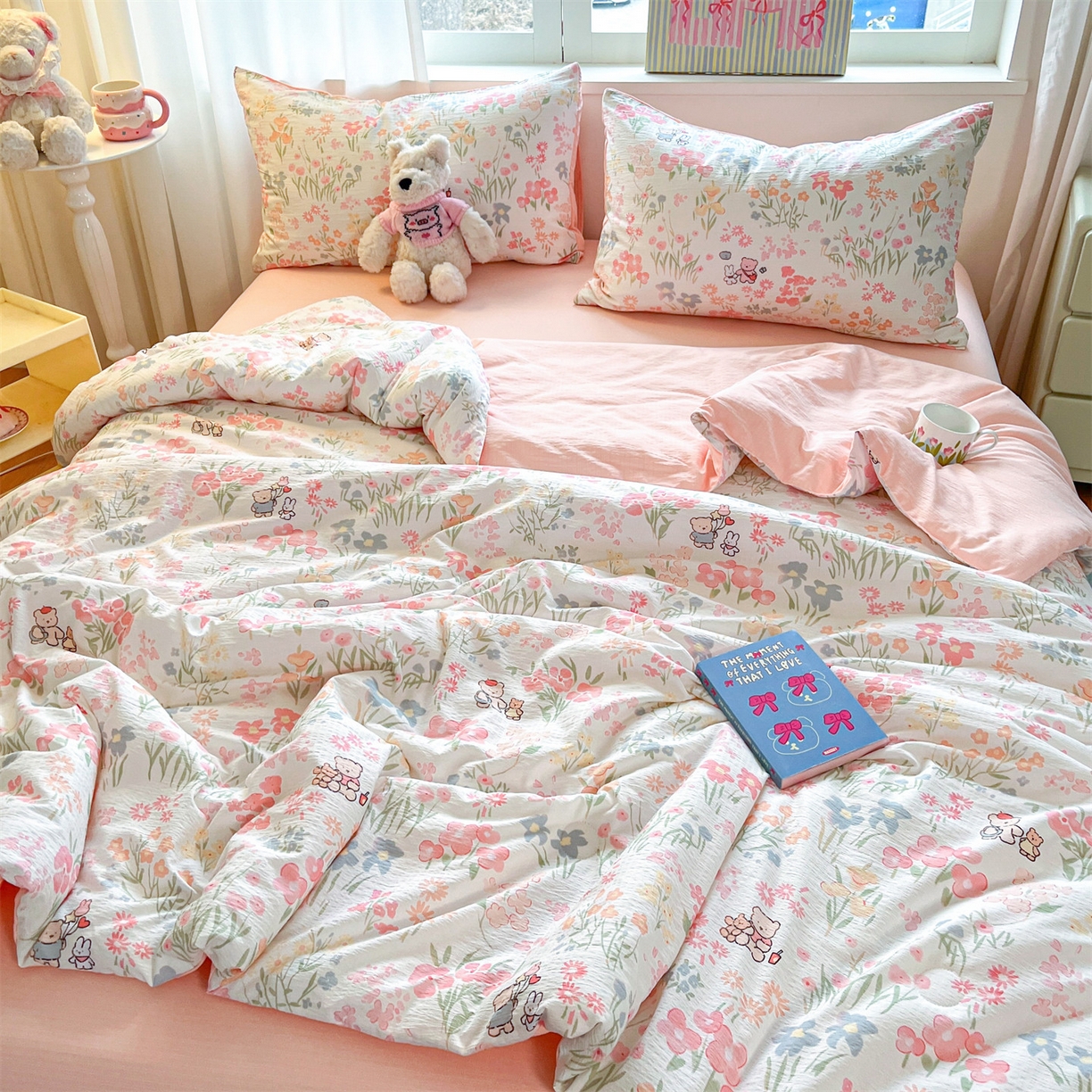 91家纺网 家纺一手货源 找家纺 盛秋家纺 2026新款皱皱纱印花夏被-萝拉 花丛小熊+奶油粉