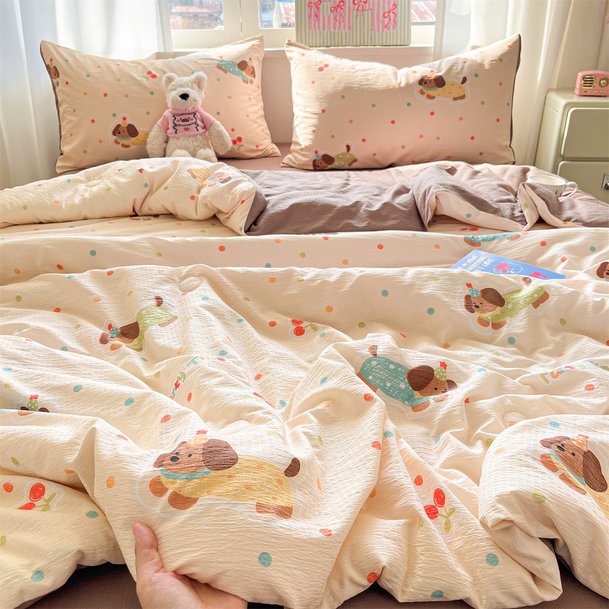 91家纺网 家纺一手货源 找家纺 盛秋家纺 2026新款皱皱纱印花夏被-萝拉 派对狗+深咖