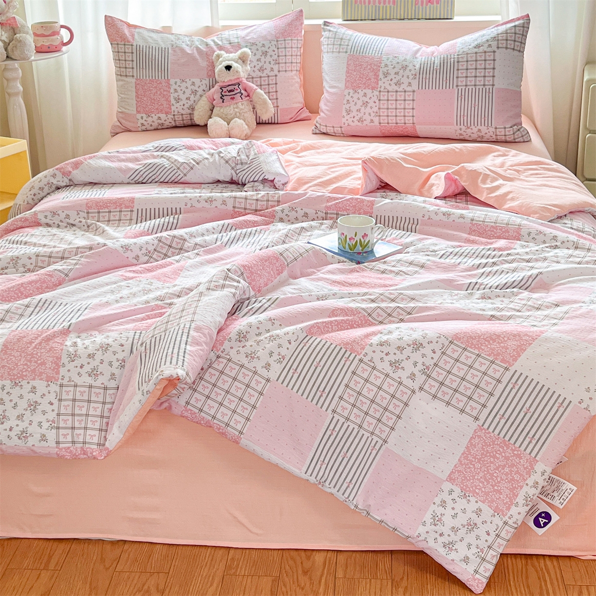 91家纺网 家纺一手货源 找家纺 盛秋家纺 2026新款皱皱纱印花夏被-萝拉 格子花园+奶油粉