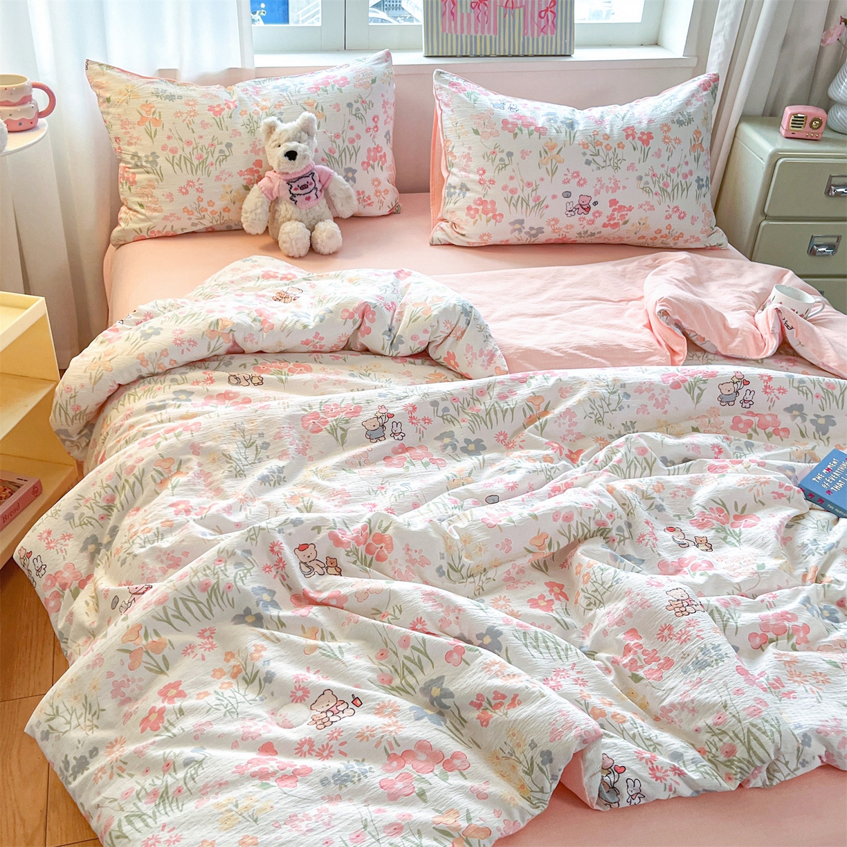 91家纺网 家纺一手货源 找家纺 盛秋家纺 2026新款皱皱纱印花夏被-萝拉 花丛小熊+奶油粉