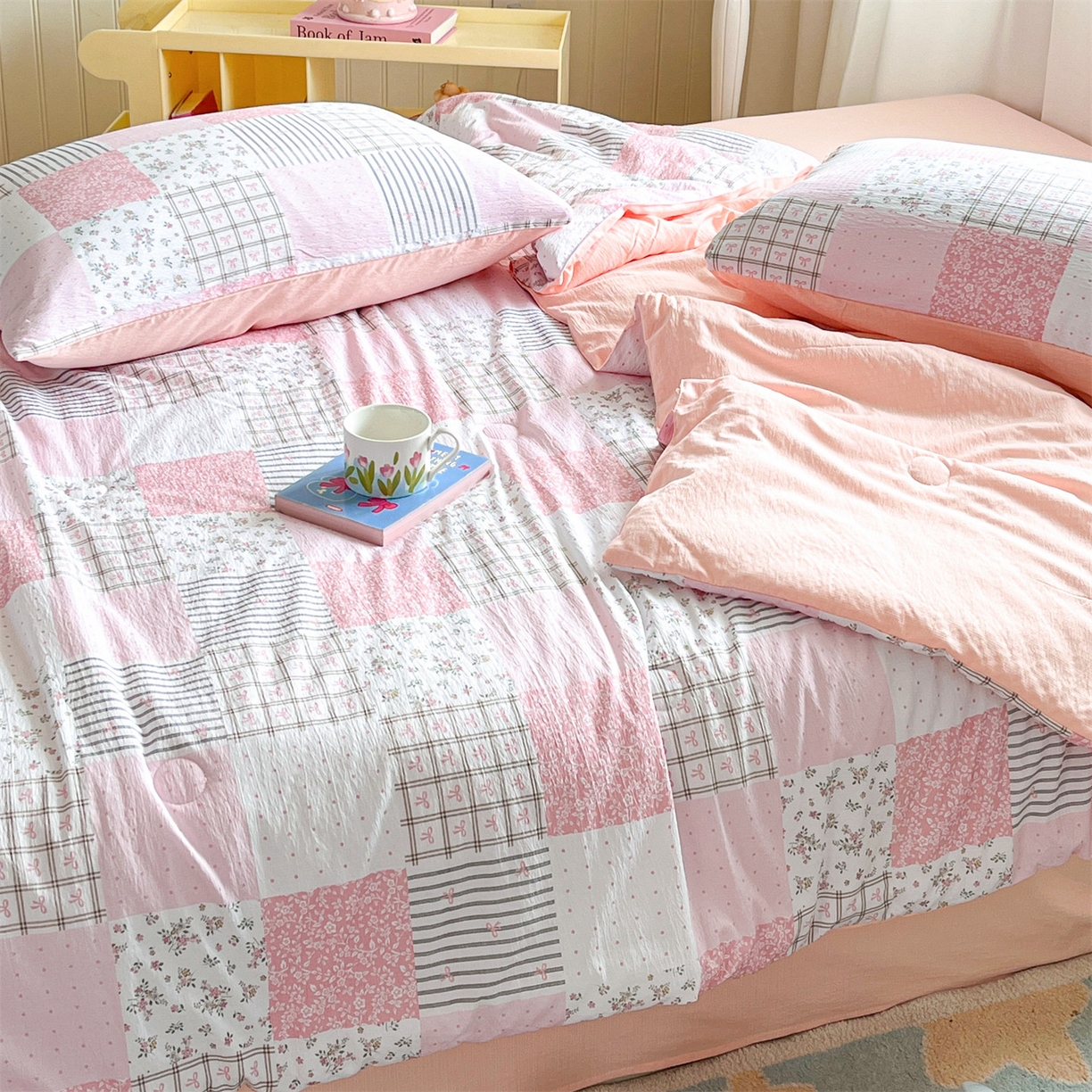 91家纺网 家纺一手货源 找家纺 盛秋家纺 2026新款皱皱纱印花夏被-萝拉 格子花园+奶油粉