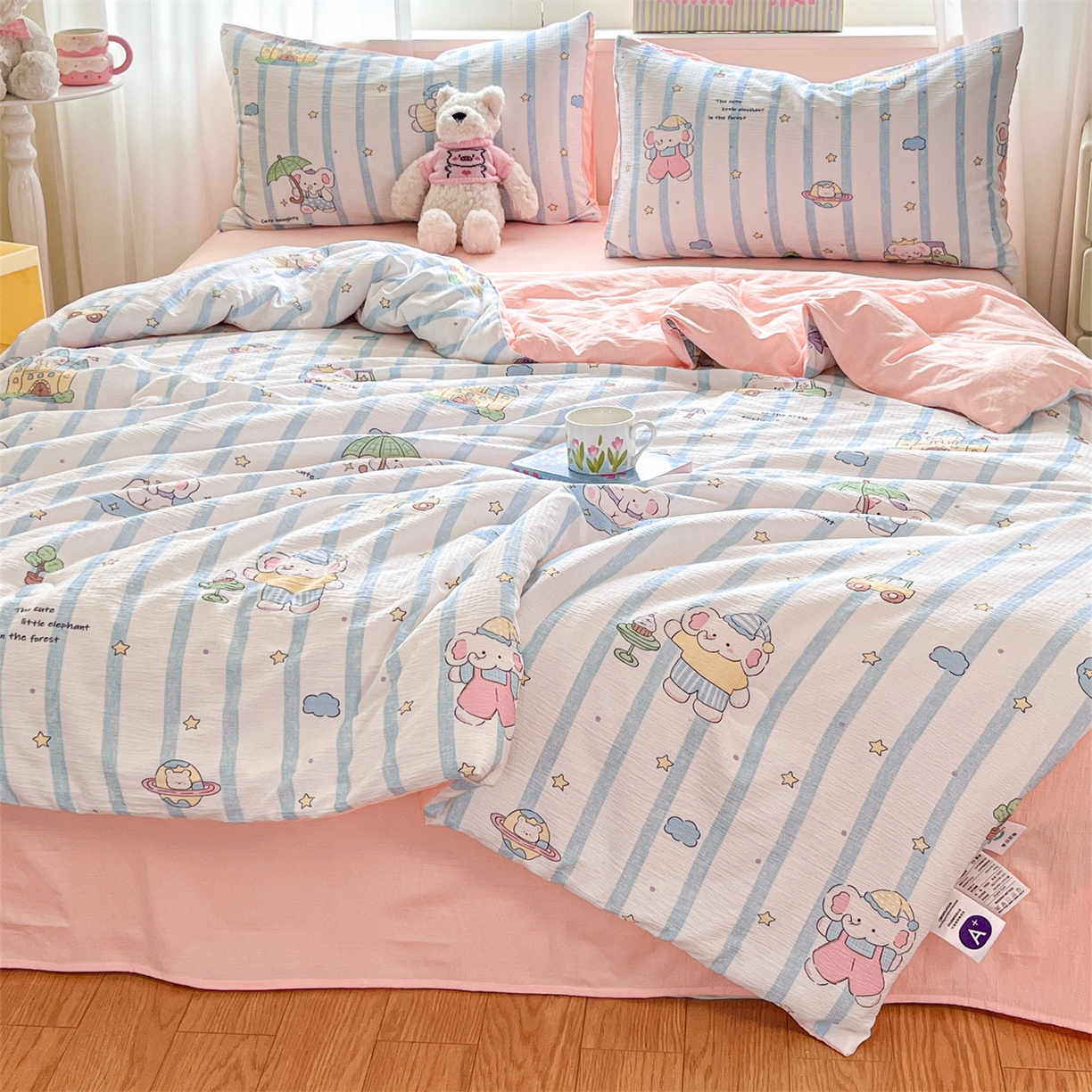 91家纺网 家纺一手货源 找家纺 盛秋家纺 2026新款皱皱纱印花夏被-萝拉 森林小象+奶油粉