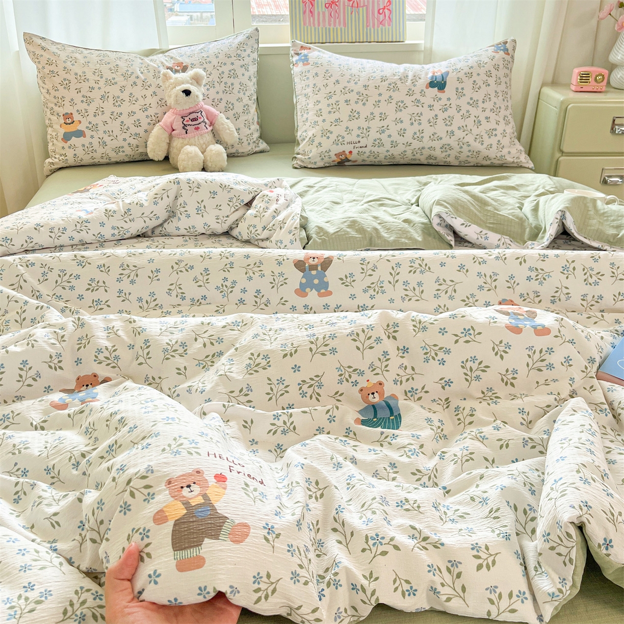 91家纺网 家纺一手货源 找家纺 盛秋家纺 2026新款皱皱纱印花夏被-萝拉 小熊小花+麦绿