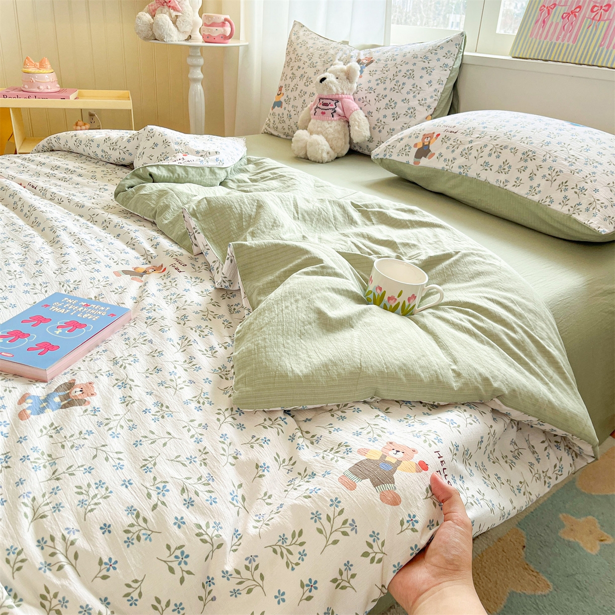 91家纺网 家纺一手货源 找家纺 盛秋家纺 2026新款皱皱纱印花夏被-萝拉 小熊小花+麦绿