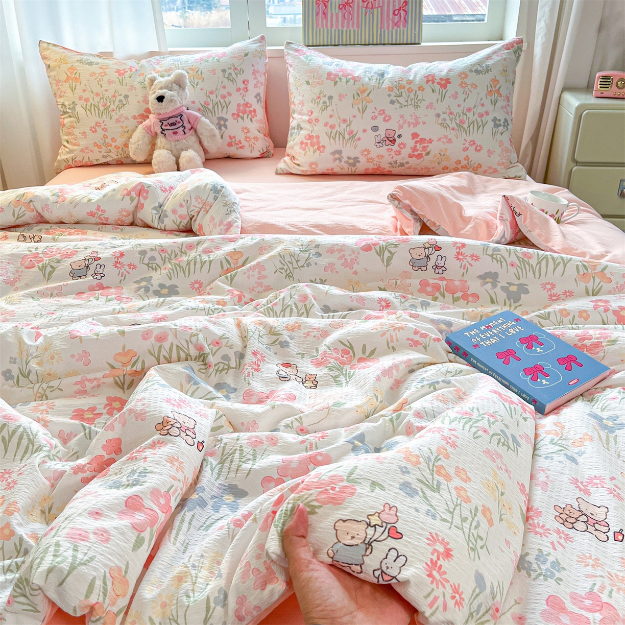 91家纺网 家纺一手货源 找家纺 盛秋家纺 2026新款皱皱纱印花夏被-萝拉 花丛小熊+奶油粉