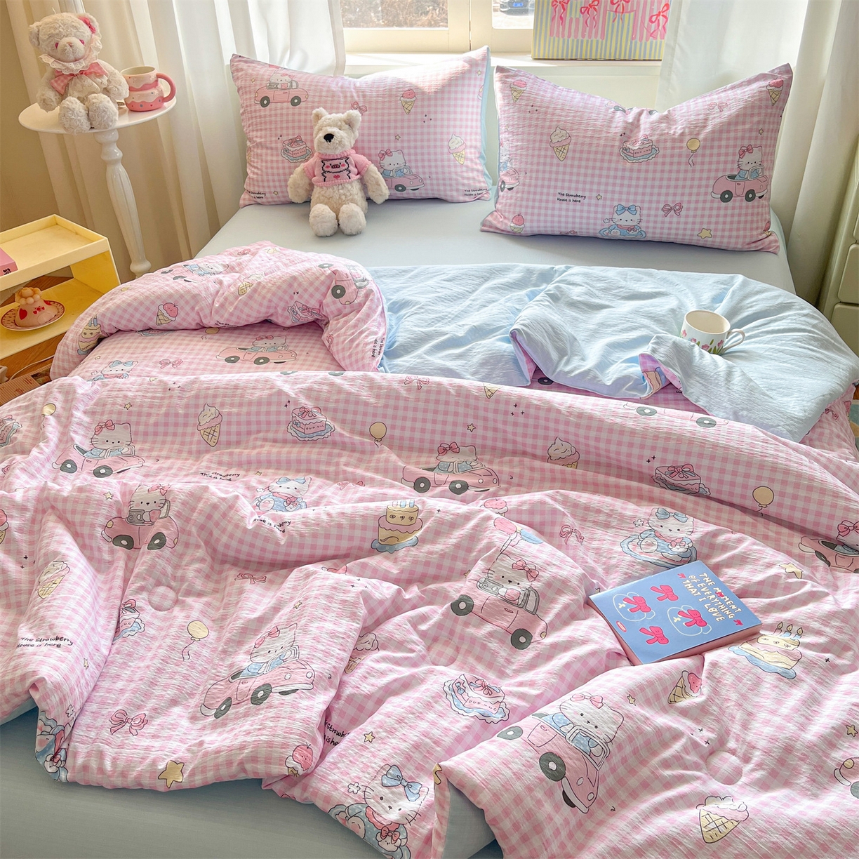 91家纺网 家纺一手货源 找家纺 盛秋家纺 2026新款皱皱纱印花夏被-萝拉 格子铺粉+天空蓝