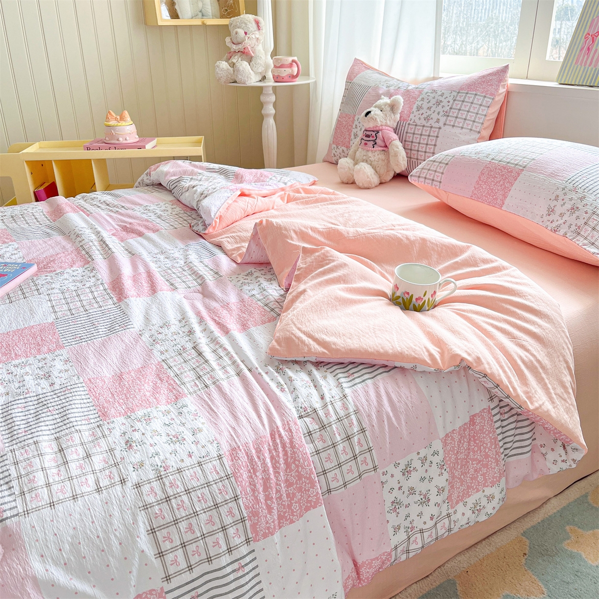 91家纺网 家纺一手货源 找家纺 盛秋家纺 2026新款皱皱纱印花夏被-萝拉 格子花园+奶油粉