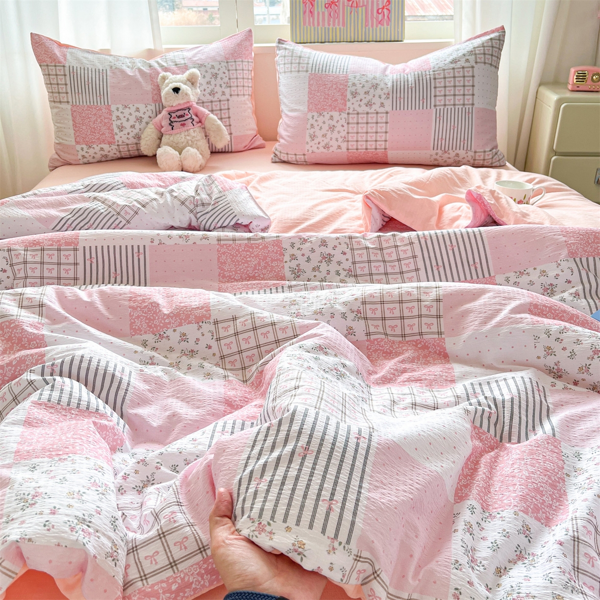 91家纺网 家纺一手货源 找家纺 盛秋家纺 2026新款皱皱纱印花夏被-萝拉 格子花园+奶油粉