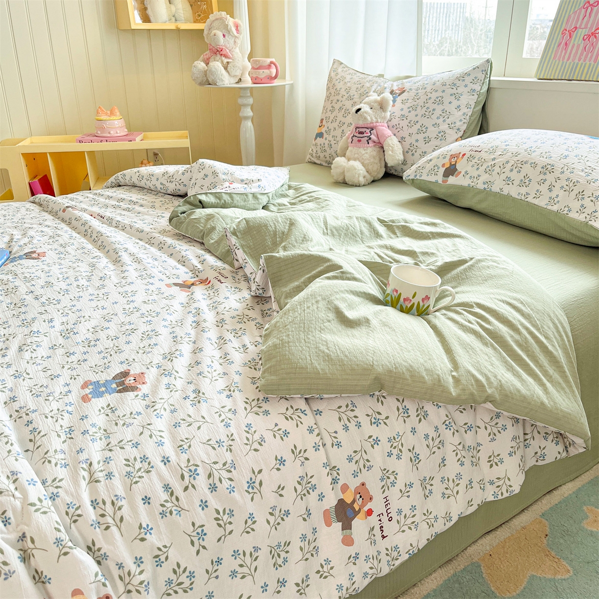 91家纺网 家纺一手货源 找家纺 盛秋家纺 2026新款皱皱纱印花夏被-萝拉 小熊小花+麦绿