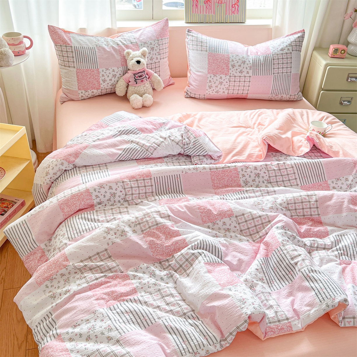 91家纺网 家纺一手货源 找家纺 盛秋家纺 2026新款皱皱纱印花夏被-萝拉 格子花园+奶油粉