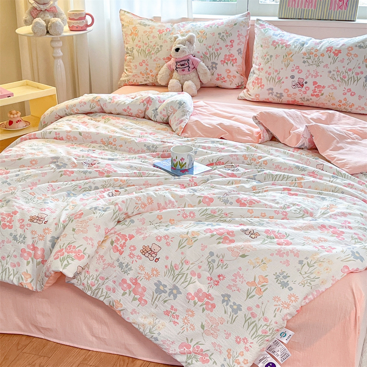 91家纺网 家纺一手货源 找家纺 盛秋家纺 2026新款皱皱纱印花夏被-萝拉 花丛小熊+奶油粉