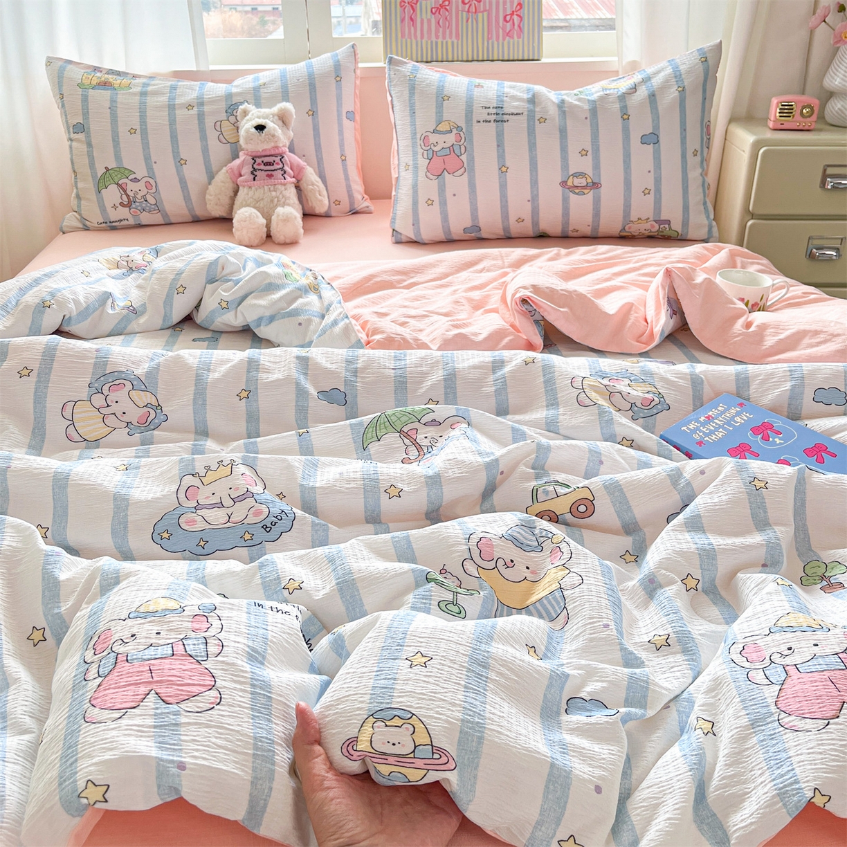 91家纺网 家纺一手货源 找家纺 盛秋家纺 2026新款皱皱纱印花夏被-萝拉 森林小象+奶油粉