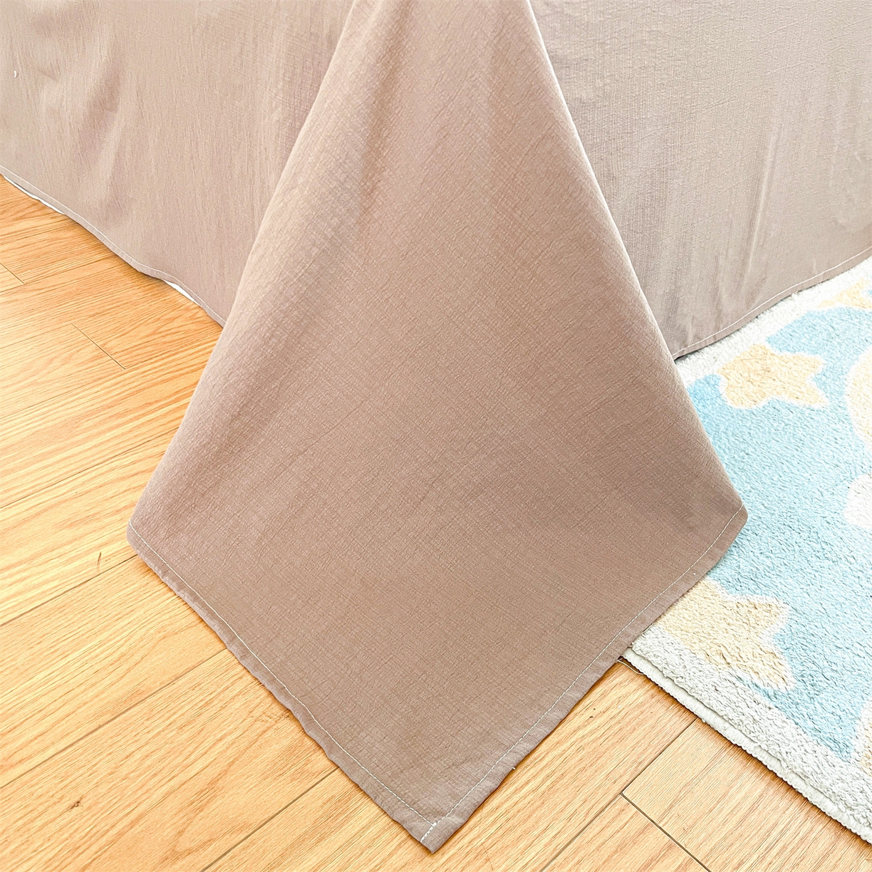 91家纺网 家纺一手货源 找家纺 盛秋家纺 2026新款皱皱纱印花夏被-萝拉 派对狗+深咖