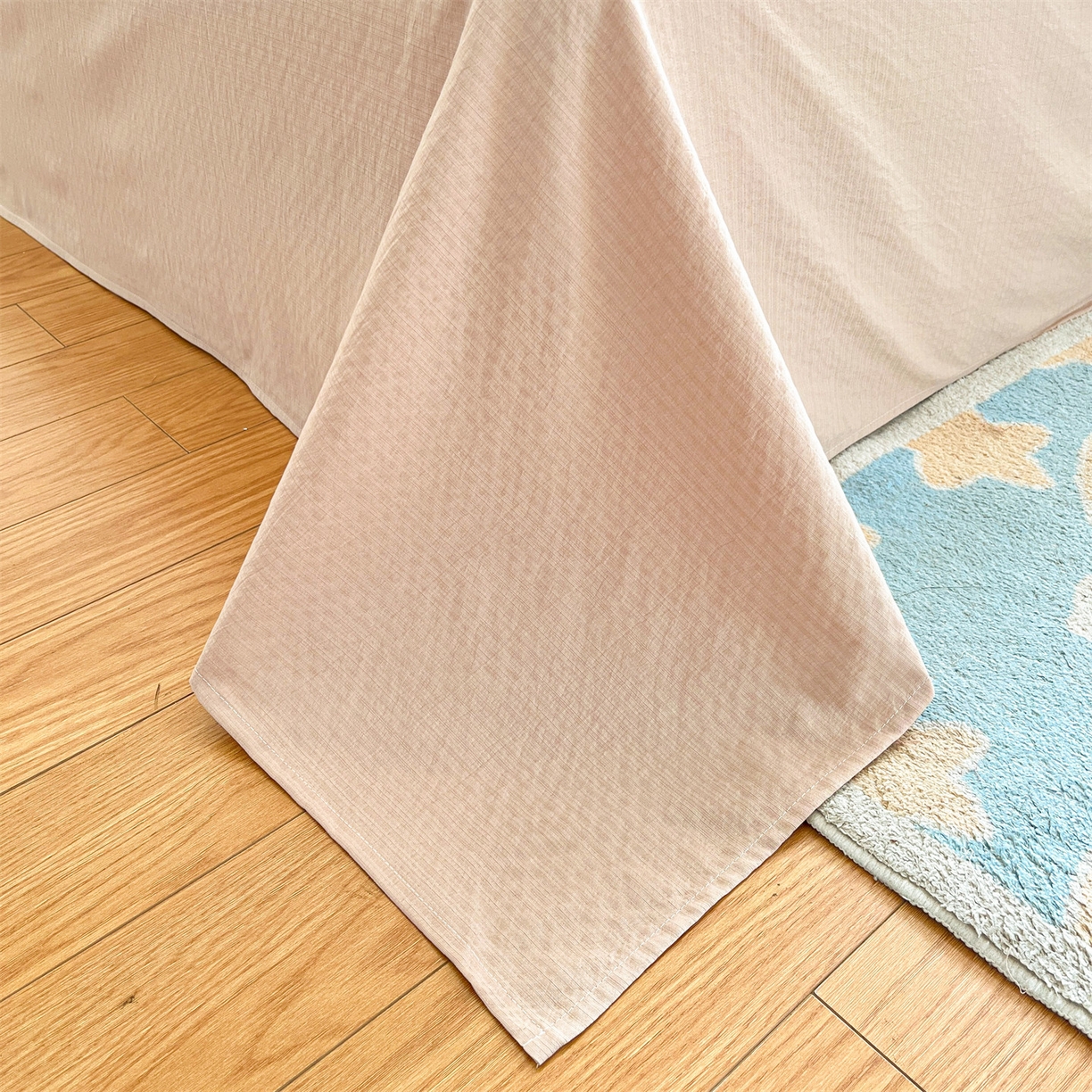 91家纺网 家纺一手货源 找家纺 盛秋家纺 2026新款皱皱纱印花夏被-萝拉 修勾咖+米驼