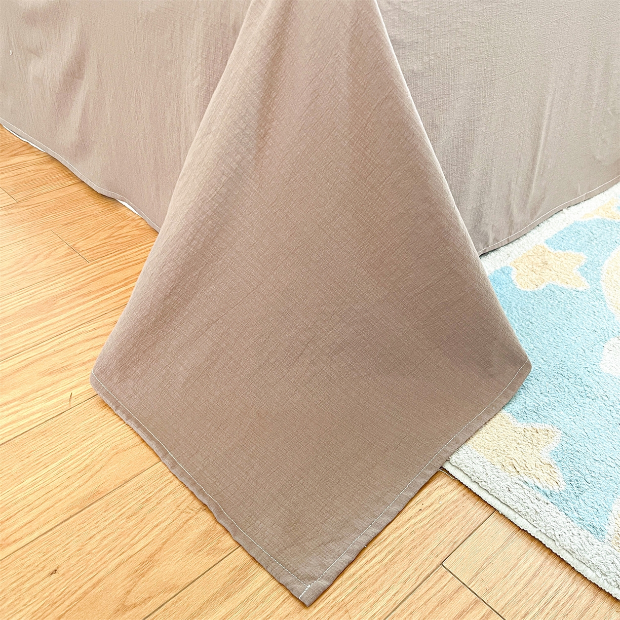 91家纺网 家纺一手货源 找家纺 盛秋家纺 2026新款皱皱纱印花夏被-萝拉 快乐时光+深咖