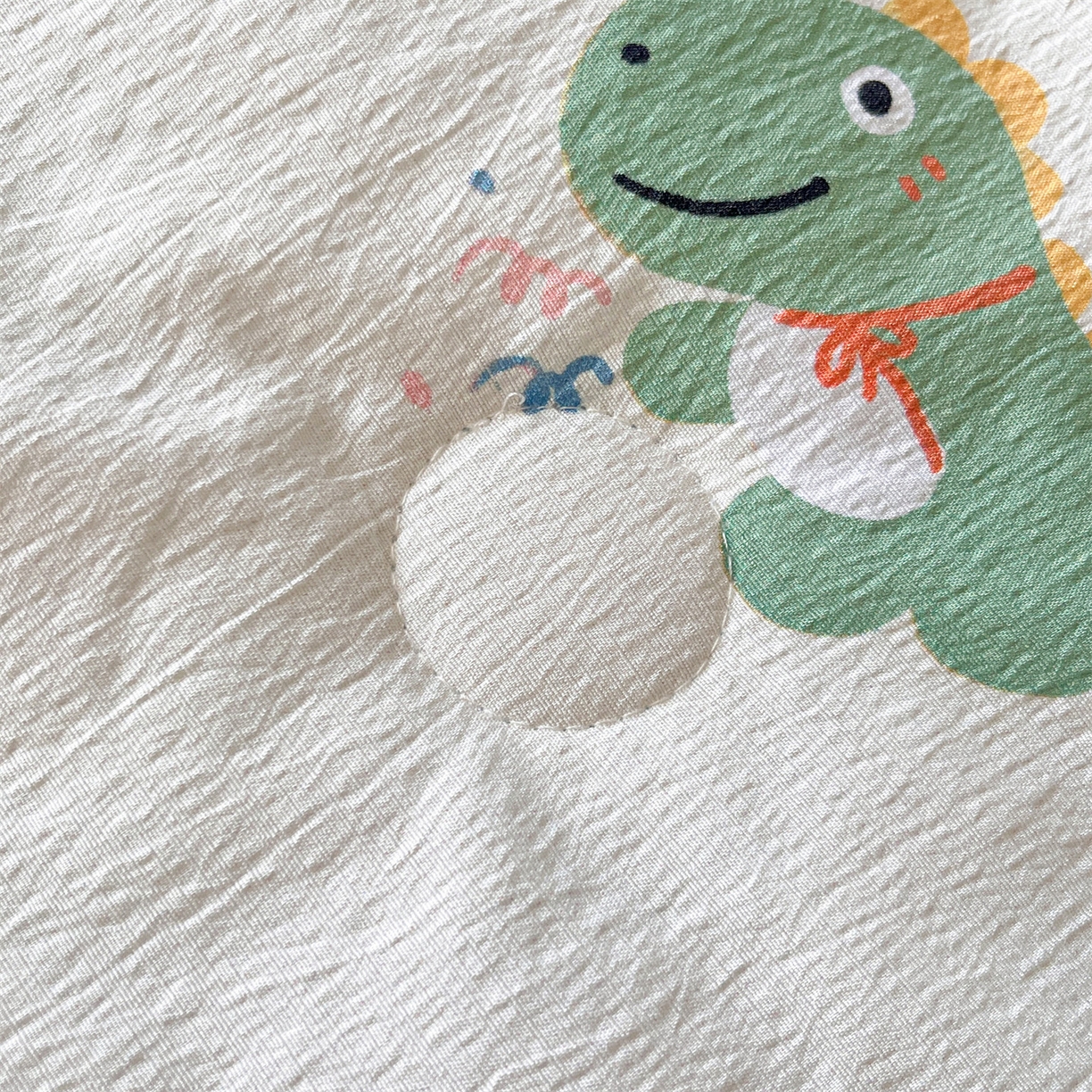 91家纺网 家纺一手货源 找家纺 盛秋家纺 2026新款皱皱纱印花夏被-萝拉 恐龙游记+天空蓝