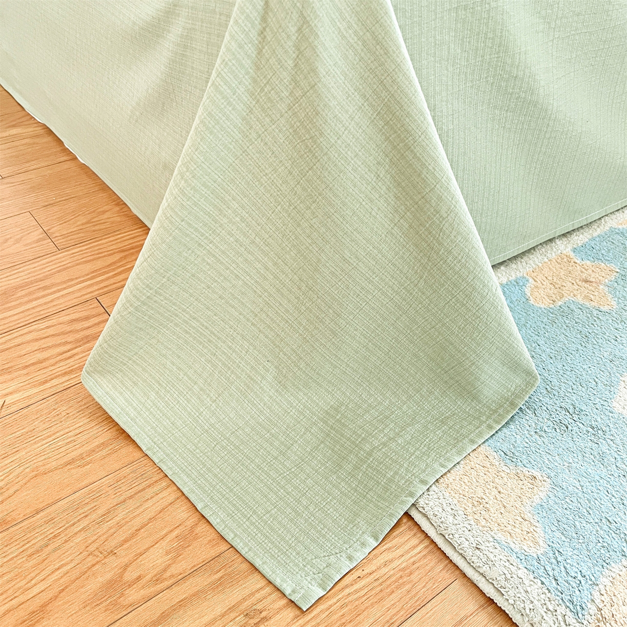 91家纺网 家纺一手货源 找家纺 盛秋家纺 2026新款皱皱纱印花夏被-萝拉 小熊小花+麦绿