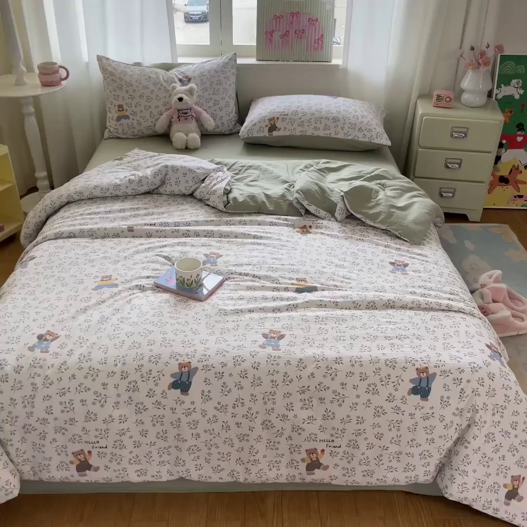 91家纺网 家纺一手货源 找家纺 盛秋家纺 2026新款皱皱纱印花夏被-萝拉 小熊小花+麦绿