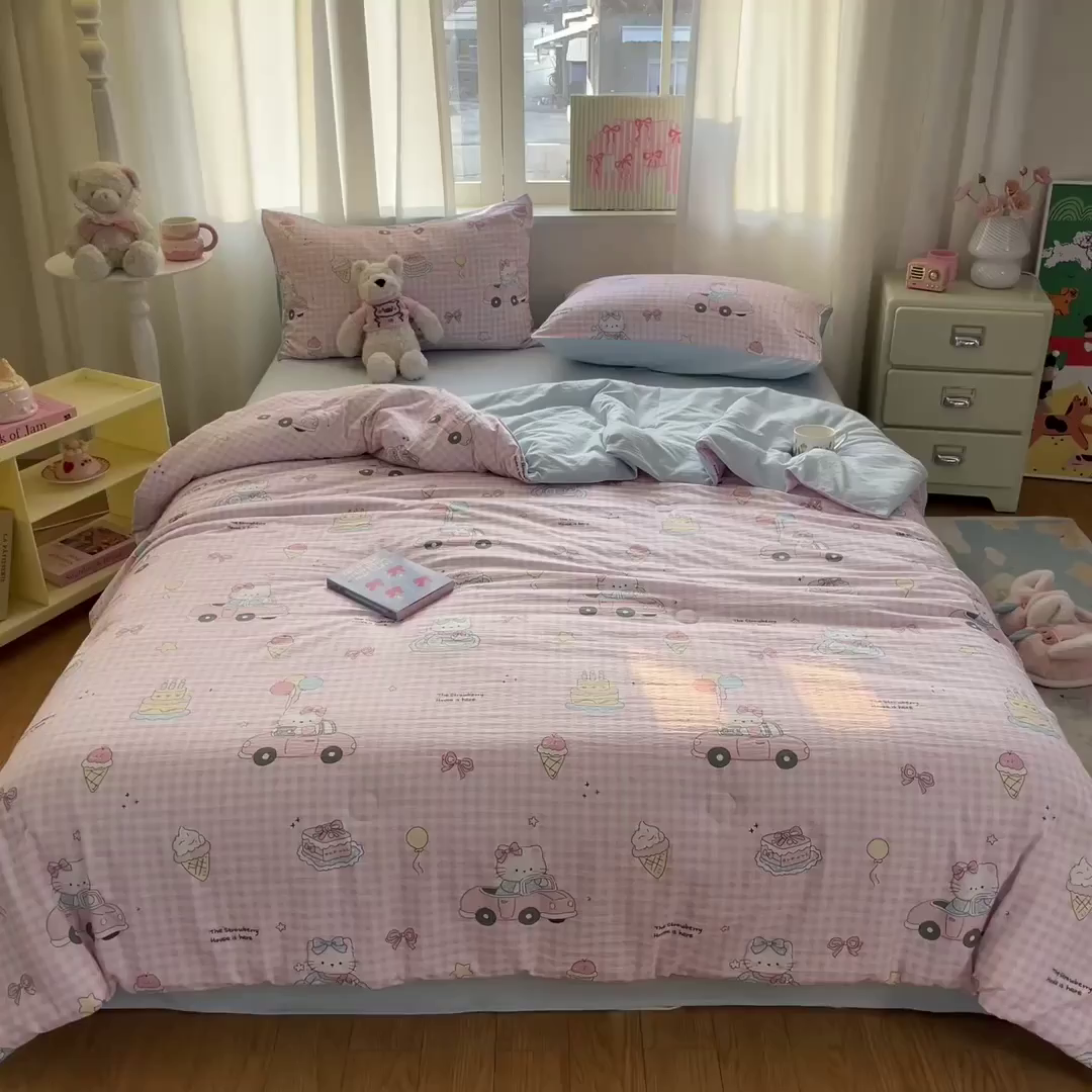 91家纺网 家纺一手货源 找家纺 盛秋家纺 2026新款皱皱纱印花夏被-萝拉 格子铺粉+天空蓝