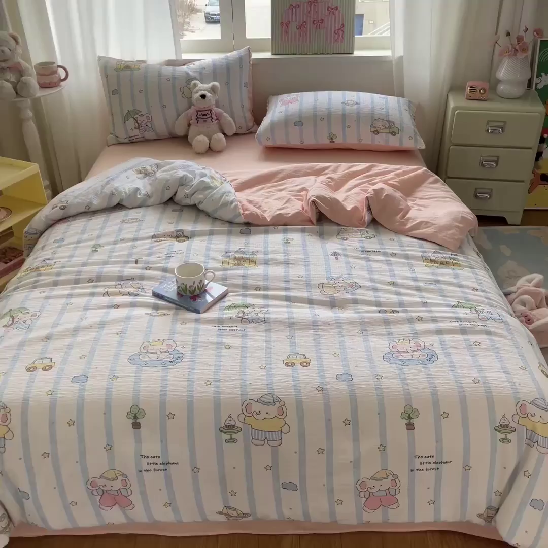 91家纺网 家纺一手货源 找家纺 盛秋家纺 2026新款皱皱纱印花夏被-萝拉 森林小象+奶油粉