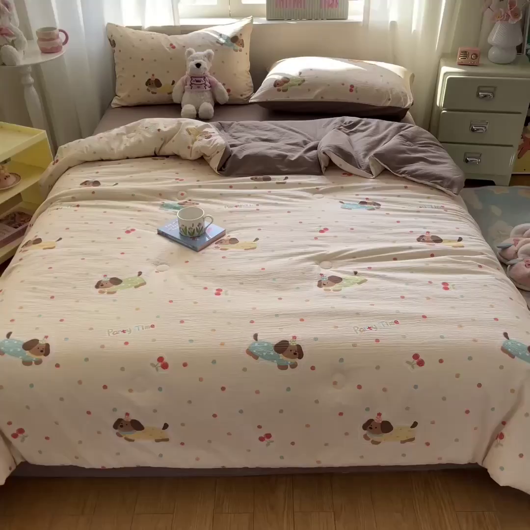 91家纺网 家纺一手货源 找家纺 盛秋家纺 2026新款皱皱纱印花夏被-萝拉 派对狗+深咖