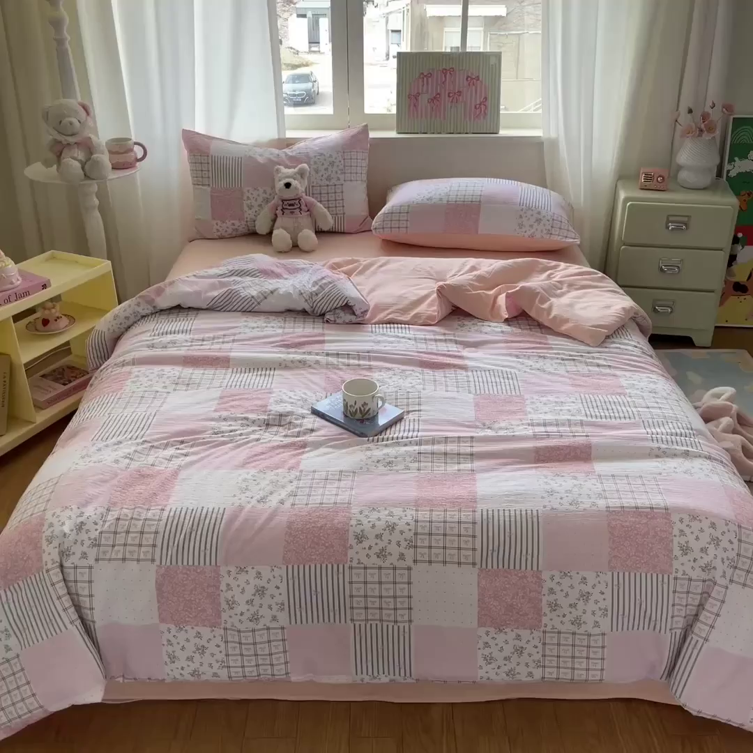 91家纺网 家纺一手货源 找家纺 盛秋家纺 2026新款皱皱纱印花夏被-萝拉 格子花园+奶油粉